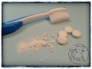 Detail Tabletten und Zahnbürste